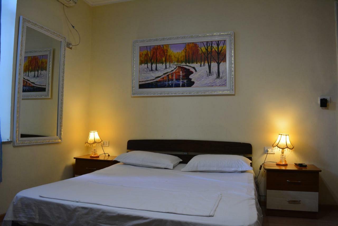 Hotel Republika Tirana Esterno foto