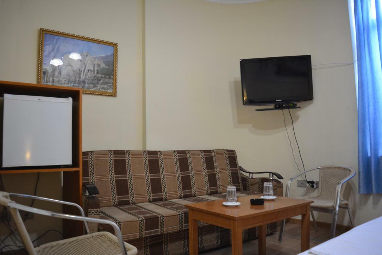 Hotel Republika Tirana Esterno foto