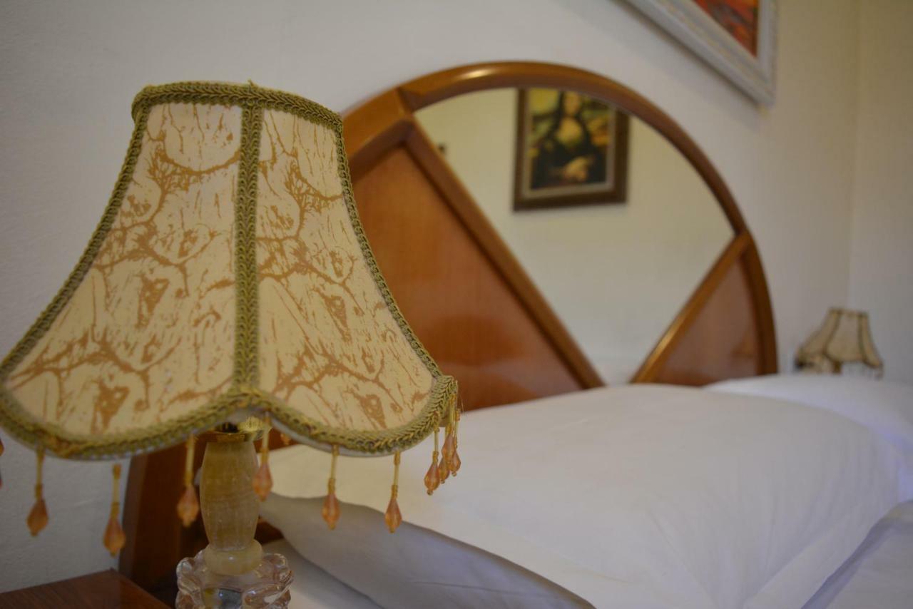 Hotel Republika Tirana Esterno foto