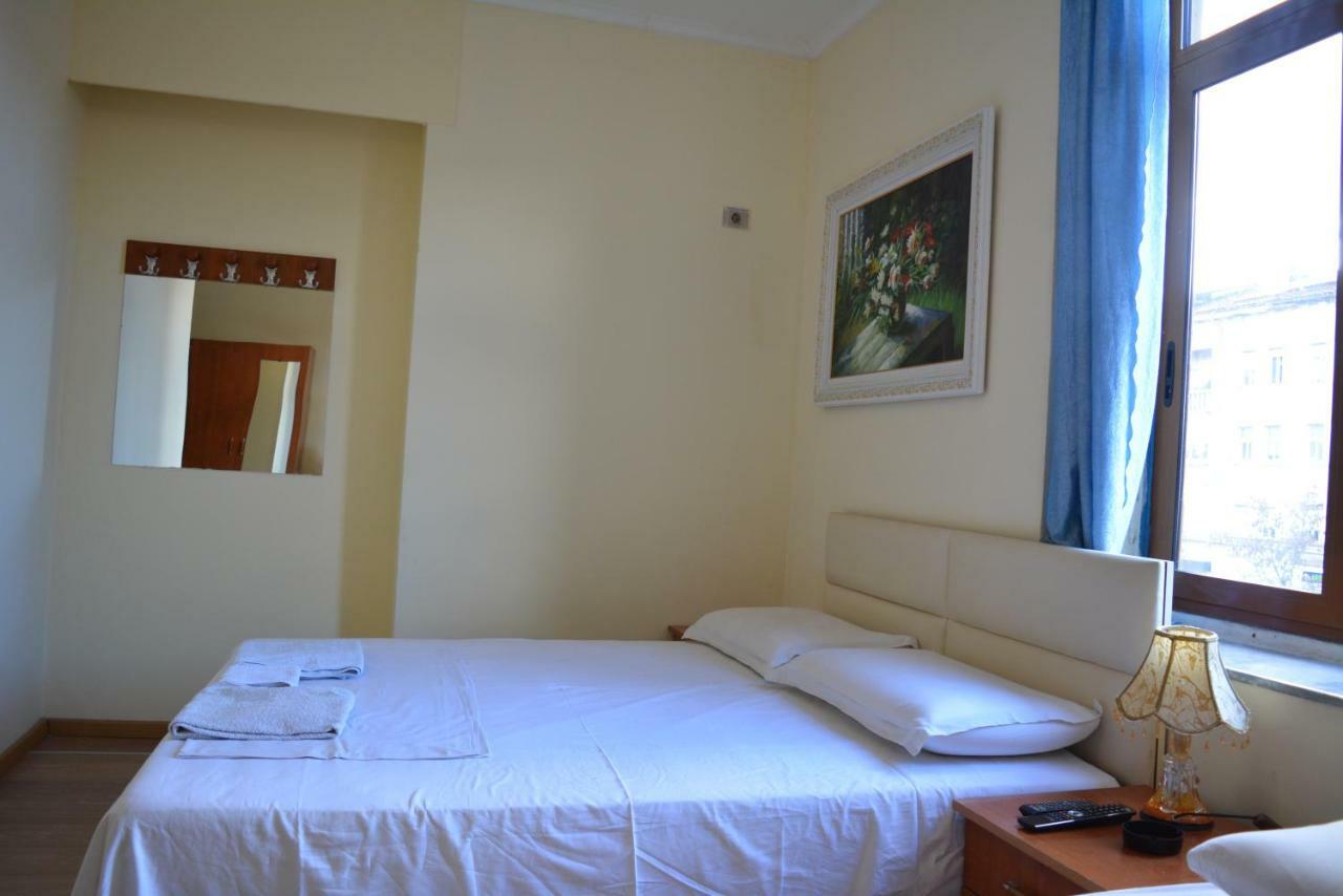Hotel Republika Tirana Esterno foto
