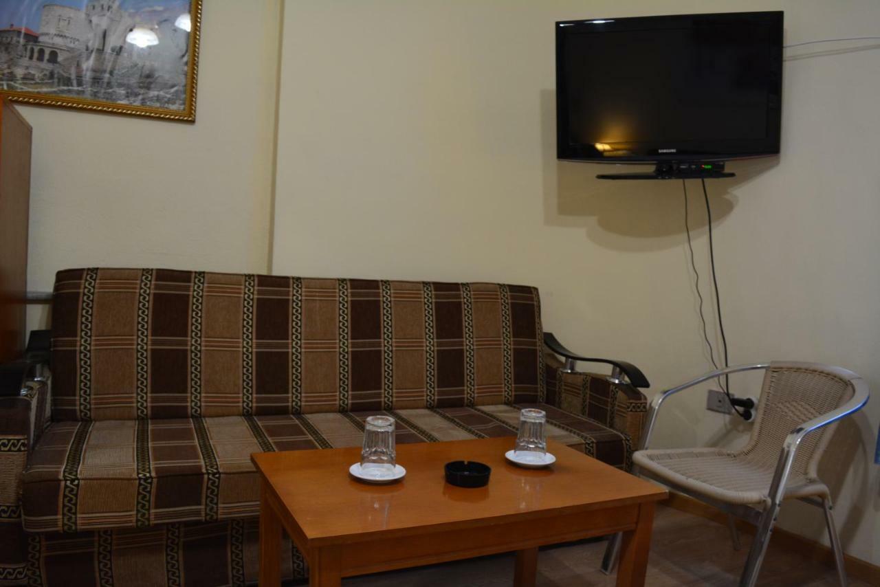 Hotel Republika Tirana Esterno foto