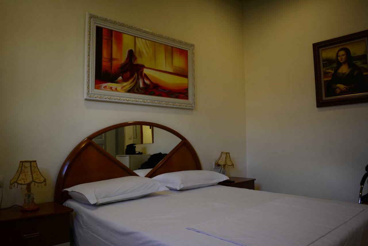 Hotel Republika Tirana Esterno foto