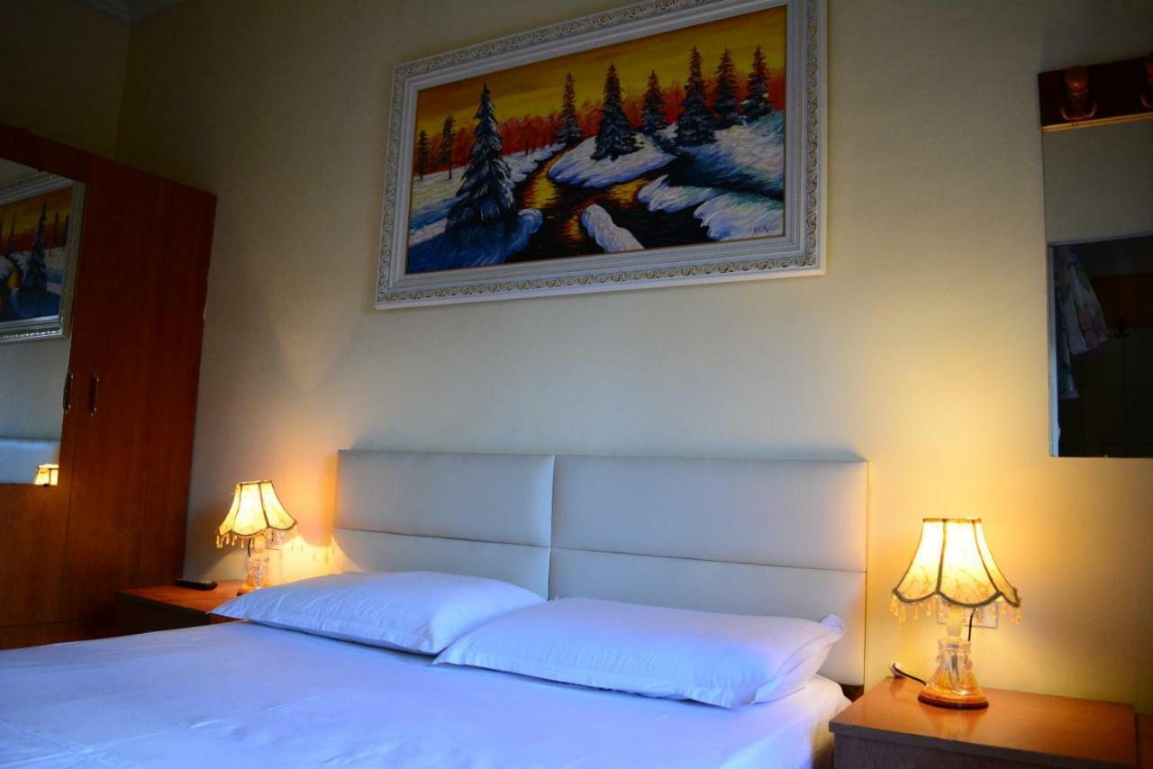 Hotel Republika Tirana Esterno foto