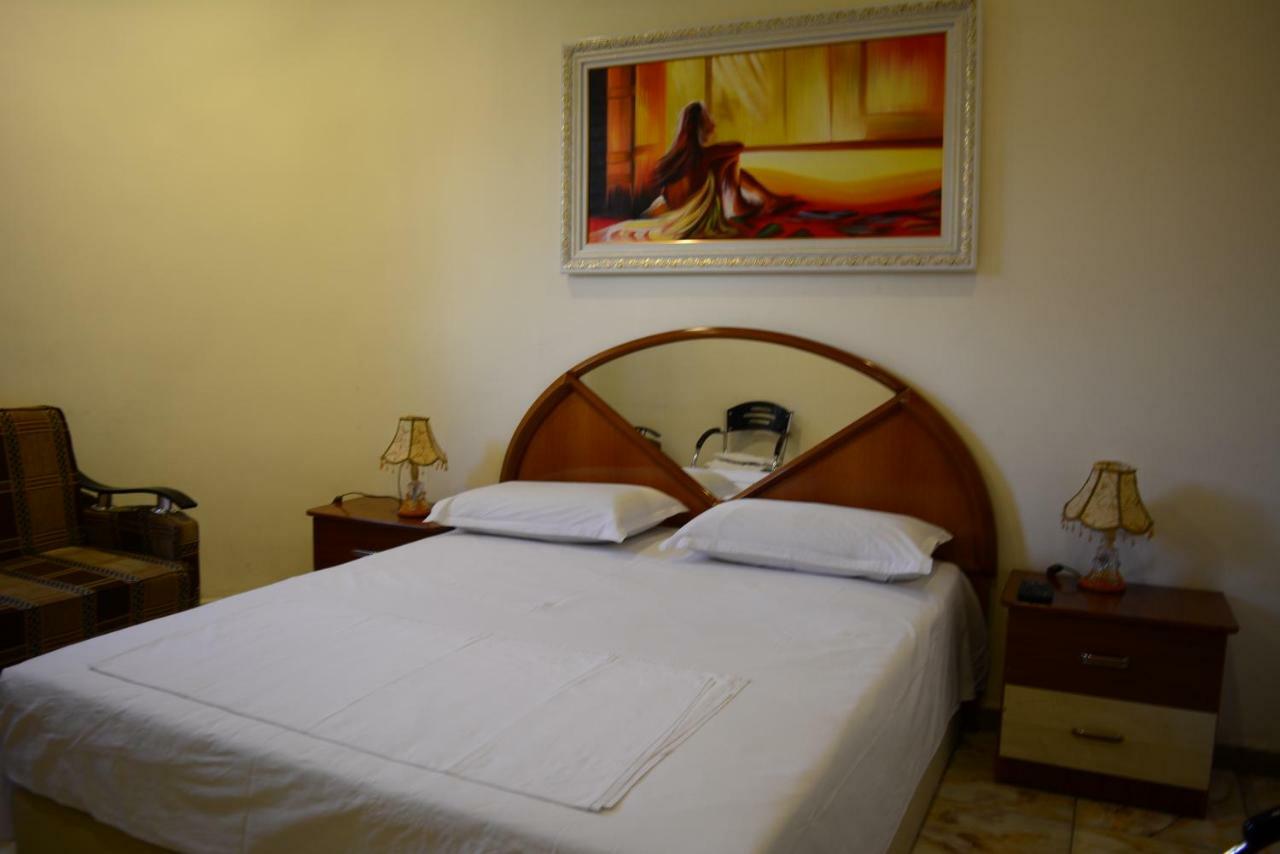 Hotel Republika Tirana Esterno foto